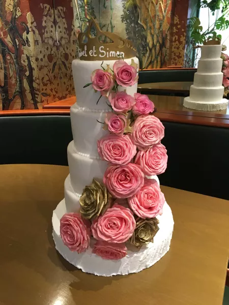 Petite pièce montée décor roses