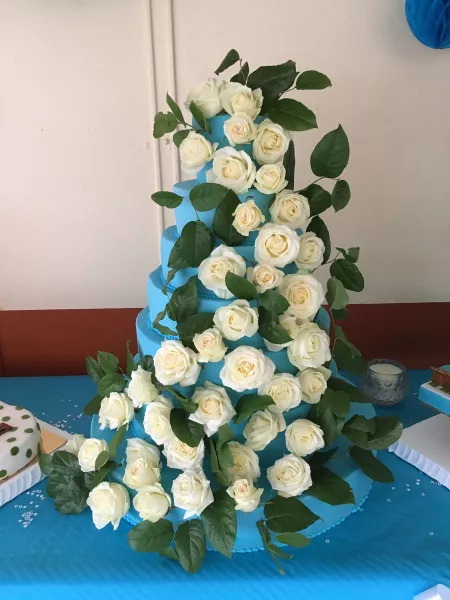 3 étages avec des roses blanches