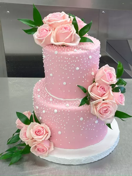 2 étages avec des roses roses